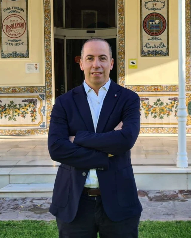 Luis Polo Cózar, director de calidad de Prolongo-FACCSA, delante de la sede de Prolongo en Cártama